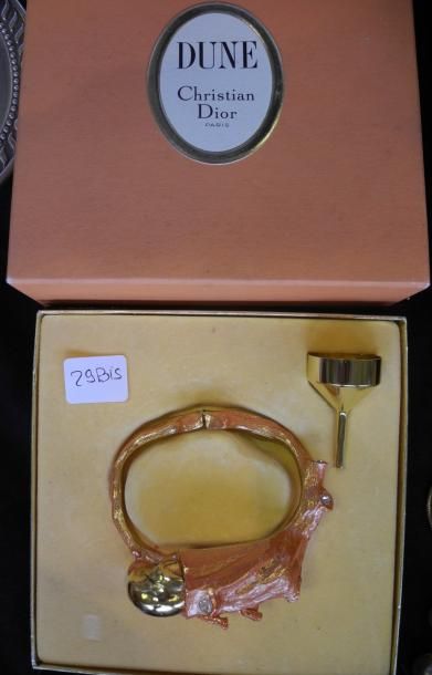 CHRISTIAN DIOR Bracelet promotionnel pour la sortie du parfum Dune
En métal doré...