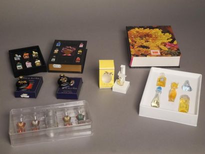 null Ensemble de coffrets de miniatures de parfums comprenant:
Jean Paul Gaultier,...
