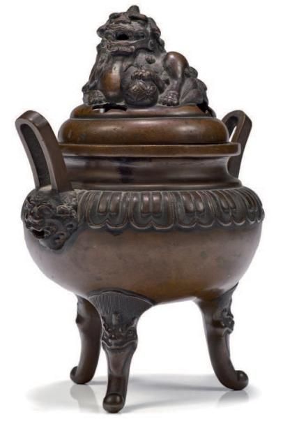 CHINE Brûle parfum couvert en bronze surmonté d'un chien de Fô. XIXème siècle. H:...
