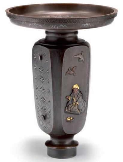 JAPON Vase urne à pans coupés, le col évasé, en bronze à patine brune incrusté de...