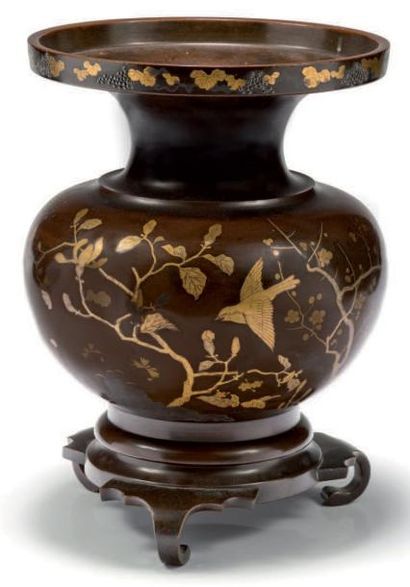 JAPON Vase de forme balustre à panse aplatie en bronze à patine brune reposant sur...