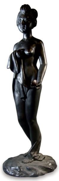 JAPON Figurine en bronze à patine brune représentant une Bejin (beauté) dévetue)...