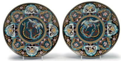 JAPON Paire de plats ronds en bronze cloisonné décorés en polychromie de phénix,...