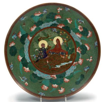JAPON Plat rond en bronze cloisonné représentant un moine et un ascète dans un paysage...