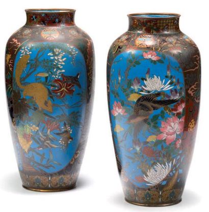 JAPON Paire de vases ovoïdes en émaux cloisonnés décorés en polychromie de motifs...