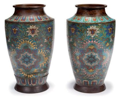 JAPON Paire de vases de forme balustre en bronze cloisonné décorés en polychromie...