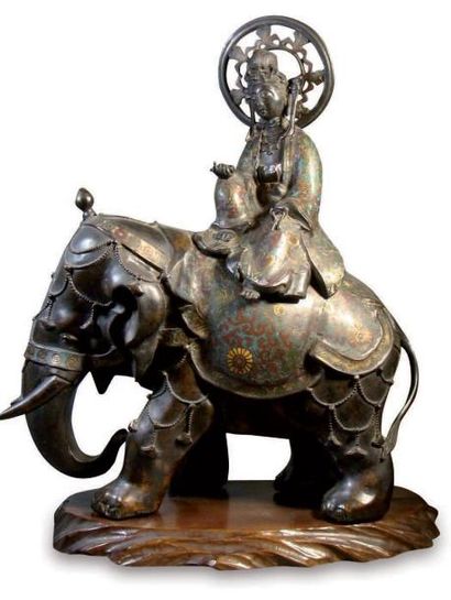 JAPON Déesse Kwanhin assise sur un éléphant en bronze cloisonné. Marque chinoise...