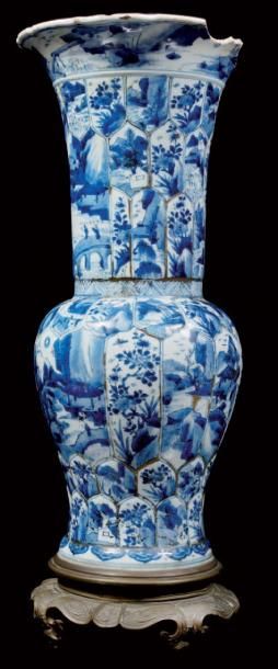 CHINE Grand vase de forme balustre décoré en bleu sous couverte de paysages dans...