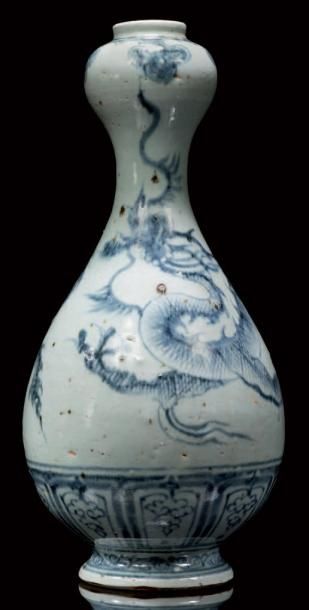 CHINE Vase balustre se terminant par un bulbe décoré en bleu sous couverte d'un dragon...