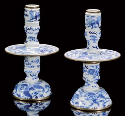 CHINE Paire de chandeliers à fût central, coupelle et pieds décorés en bleu sous...
