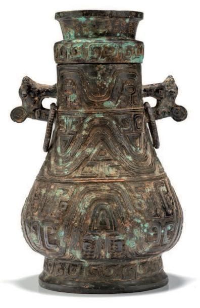 CHINE Vase couvert en bronze à patine brune et verte de forme balustre dans le style...