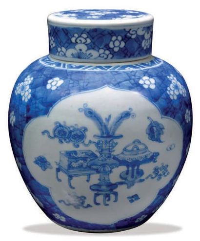 CHINE Pot à gingembre ovoïde décoré en bleu sous couverte d'objets précieux dans...