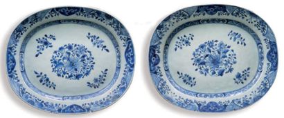CHINE Paire de plats ovales décorés en bleu sous couverte de fleurs et feuillages....