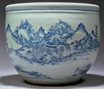 CHINE Grande vasque circulaire dite "aquarium" en porcelaine décorée sur la paroi...