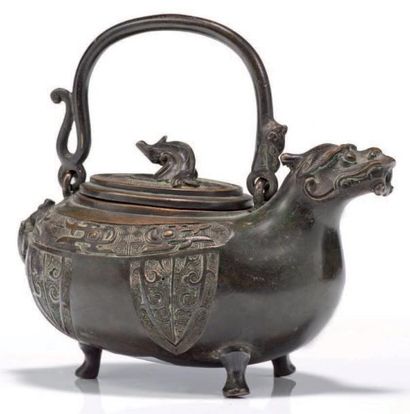 CHINE Verseuse zoomorphe représentant une chimère en bronze à patine brune reposant...