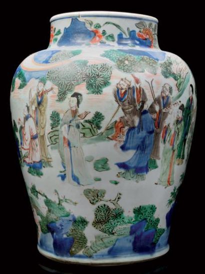 CHINE Potiche de forme balustre décorée en émaux Wucaï d'immortels dans un jardin....