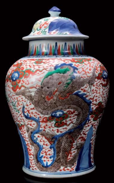 CHINE Potiche couverte de forme balustre décoré en émaux Wucaï de trois dragons de...