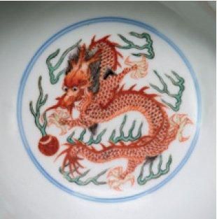 CHINE Bol circulaire décoré en émaux Wucaï, de dragons pentadactyles alternés de...