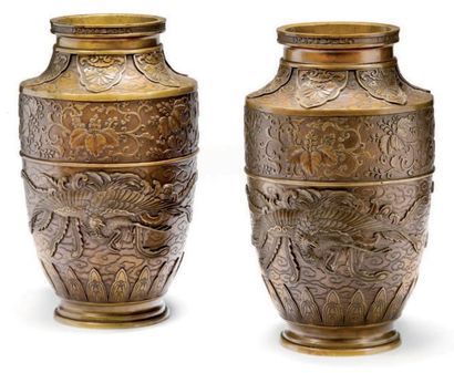 JAPON Paire de vases de forme balustre en bronze à patine brune décorés en léger...
