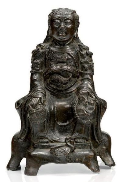 CHINE Figurine en bronze à patine brune représentant Guandi assis sur son trône,...