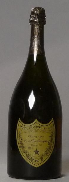 null 1 - Mag - CHAMPAGNE DOM PERIGNON (coiffe très légèrement abimée sinon très belle)...