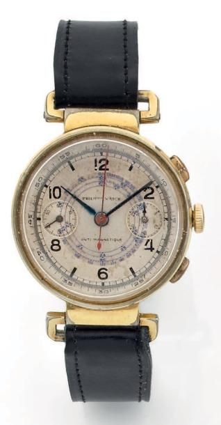 PHILIPPE Watch. Circa 1940 Chronographe en plaqué or 2 compteurs à anses articulées....