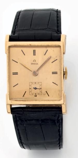 OMEGA Boitier Français. Circa 1940. Grande montre carrée, cadran en or, index et...