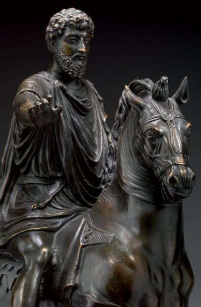 null Statuette en bronze ciselé et patiné, figurant Marc Aurèle, à cheval. Il repose...