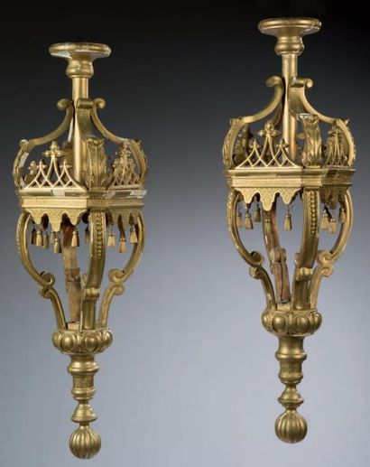 null Paire de lanternes en bois sculpté et doré, à décor d'encadrement de perles...