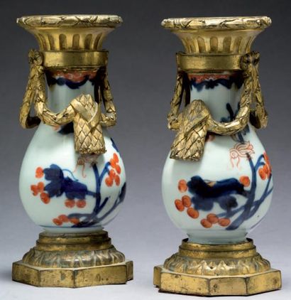 null Paire de vases en porcelaine Imari du Japon fond blanc à décor de branchages...