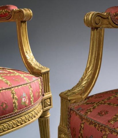 null Paire de fauteuils à dossier plat en bois sculpté et doré à décor de frises...