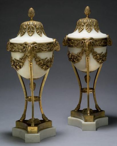 null Paire de vases couverts en marbre blanc à monture de bronze ciselé et doré à...