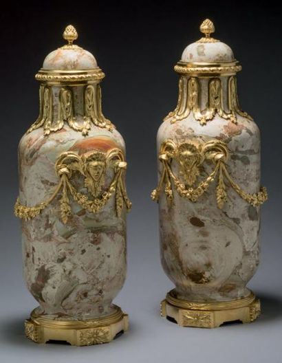 null Paire de vases couverts, de forme ovoïde, en marbre brèche beige, veiné, à monture...