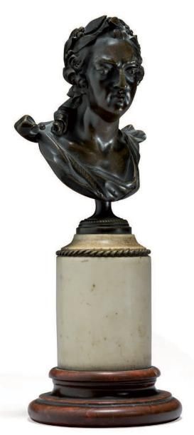 null Buste en bronze ciselé et patiné figurant Louis XV lauré. Socle en marbre blanc...