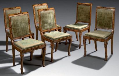 null Suite de six chaises en placage de loupe de frêne et ébène, à décor de rosaces...