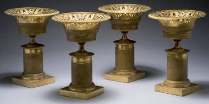 null Ensemble de quatre coupes en bronze ciselé et doré, les fûts circulaires à motifs...