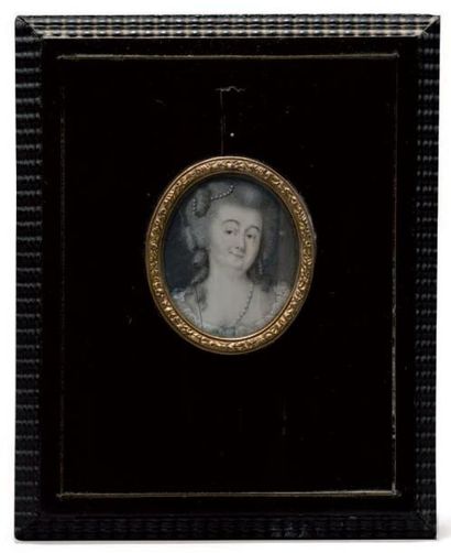 École FRANÇAISE vers 1790 Portrait de la comtesse de Magallon en robe blanche et...