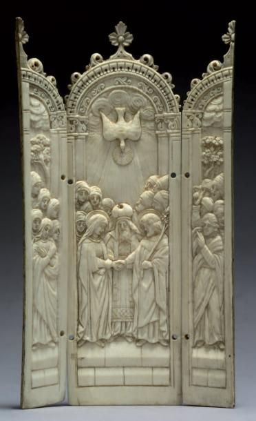 null Triptyque en ivoire finement sculpté figurant le mariage du Christ. 
Style Renaissance....
