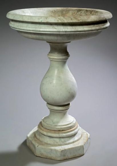 null Vasque de forme ronde, en marbre blanc mouluré, reposant sur un fût balustre,...