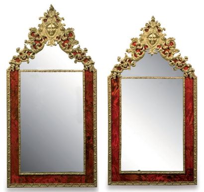 null Importante paire de miroirs rectangulaires en placage d'écaille rouge dans un...