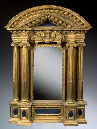null Cadre formant miroir en bois sculpté et doré à motifs de quatre colonnes à cannelures...
