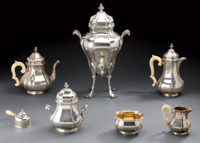null Service à thé et café en argent de style Louis XV à côtes torses. Il comprend...
