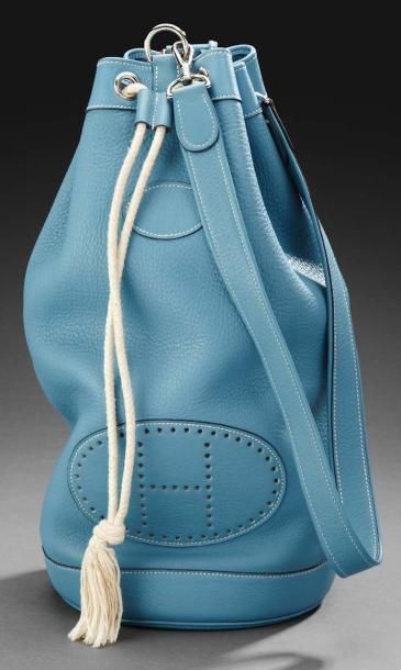 HERMES Sac "Marin" en veau grainé bleu clair, garniture en métal argenté Fermeture...