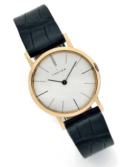 CARTIER Extra plate Vers 1960 Belle montre extra plate en or 18K. Cadran argenté,...