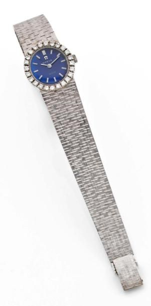 OMEGA Vers 1960 Montre bracelet de dame en or blanc 18K Lunette sertie de diamants...