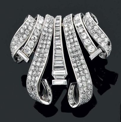 null Clip "volutes symétriques" en or gris serti de diamants de taille brillant et...