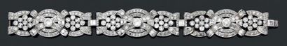 null Bracelet articulé en platine serti de diamants de taille ancienne dont trois...