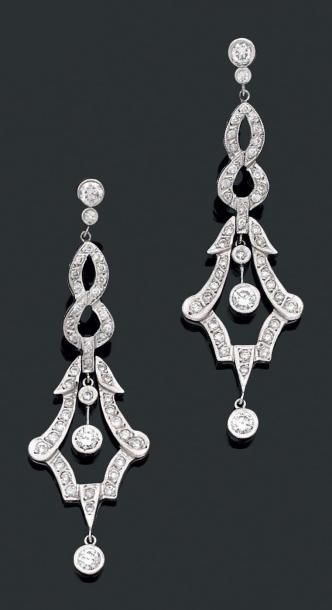 null Paire de longs pendants d'oreilles en or gris sertis de diamants de taille brillant....