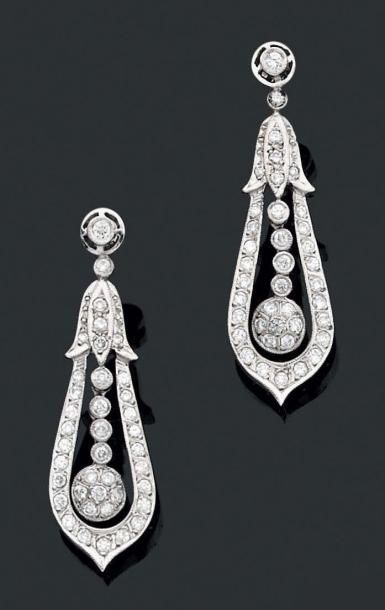 null Paire de longs pendants d'oreilles en or gris sertis de diamants de taille brillant....