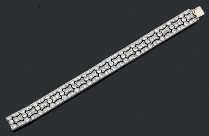 null Bracelet "ruban" articulé en platine à décor repercé serti de diamants demi...